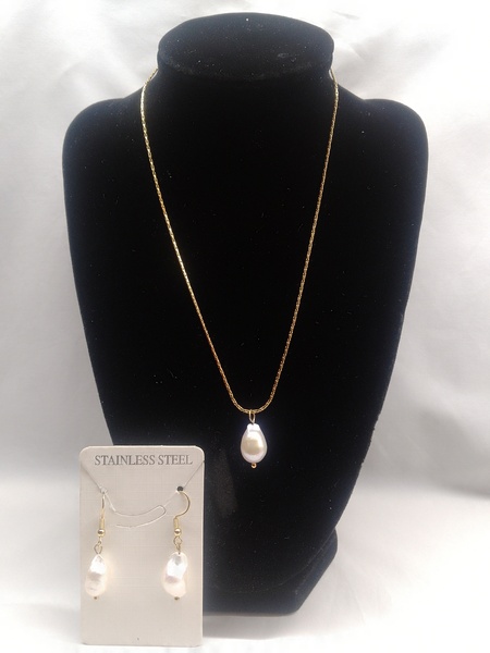 Baroke Pearl pendant Necklace and Earrings