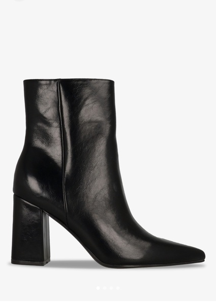 Pointed ankle boots