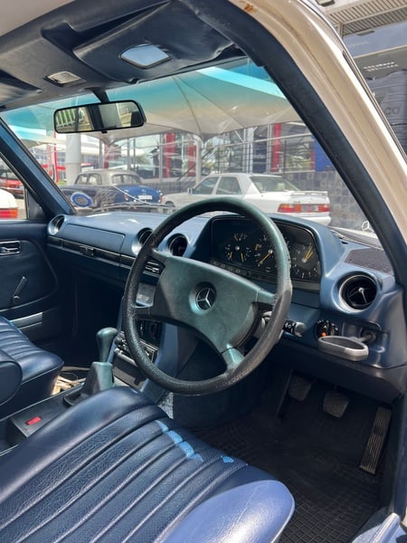 Mercedes Benz W123 230E