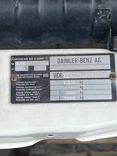 Mercedes Benz W123 230E