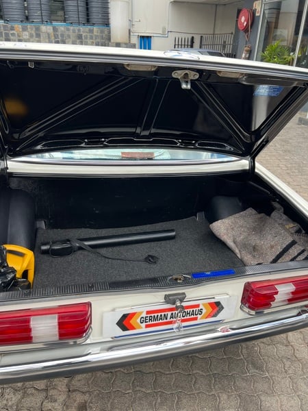Mercedes Benz W123 230E