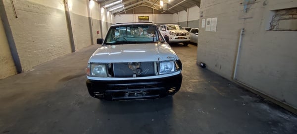 2005 NISSAN HARDBODY