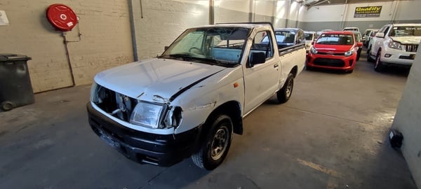 2005 NISSAN HARDBODY