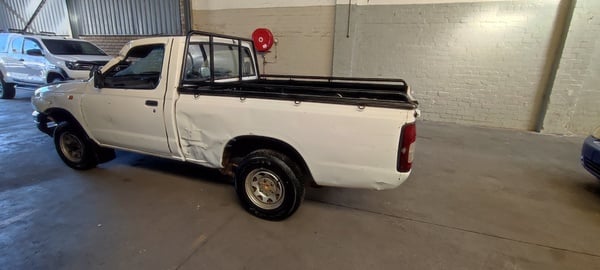 2005 NISSAN HARDBODY