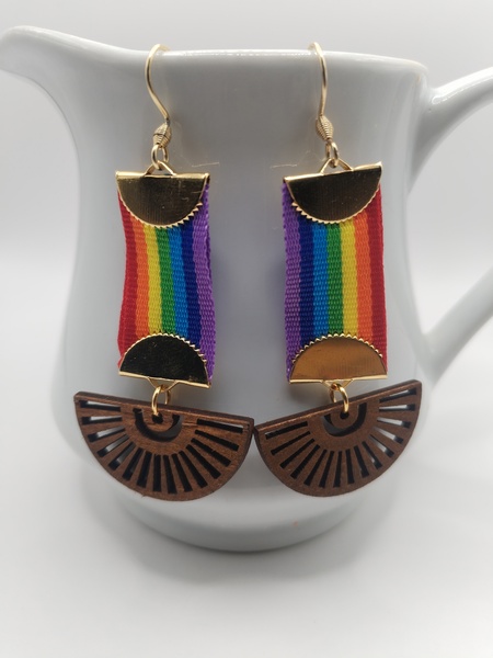 Rainbow loop with wood fan shape