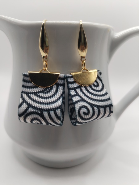 Small Black & White Swirls Loop