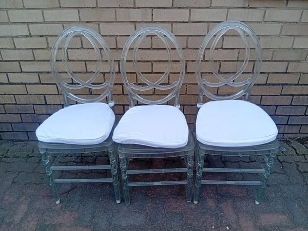 Tiffany transparent dining chairs 🪑 Good condition ✨ R400 each
