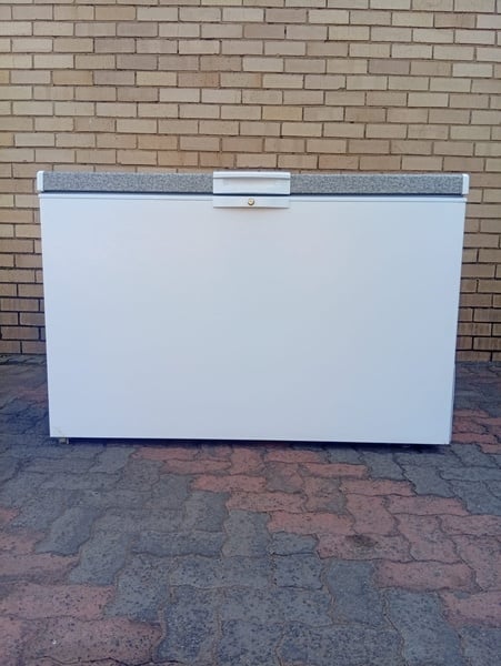 Defy 386L deep freezer 🍗 Good condition ✨  CF410-HC picture