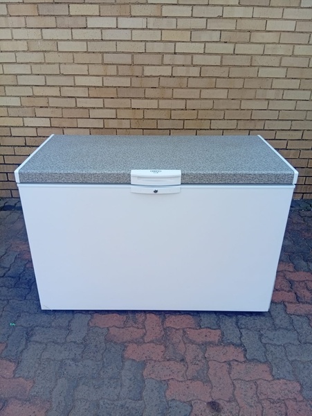 Defy 386L deep freezer 🍗 Good condition ✨  CF410-HC