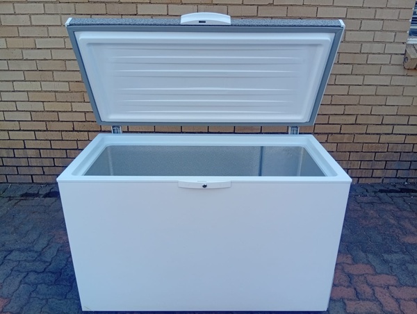 Defy 386L deep freezer 🍗 Good condition ✨  CF410-HC