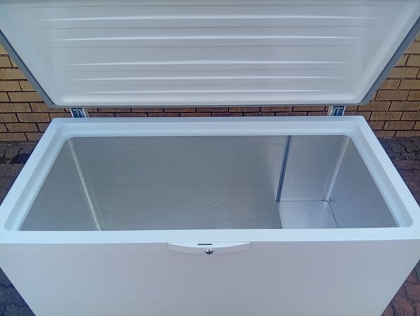 Defy 386L deep freezer 🍗 Good condition ✨  CF410-HC