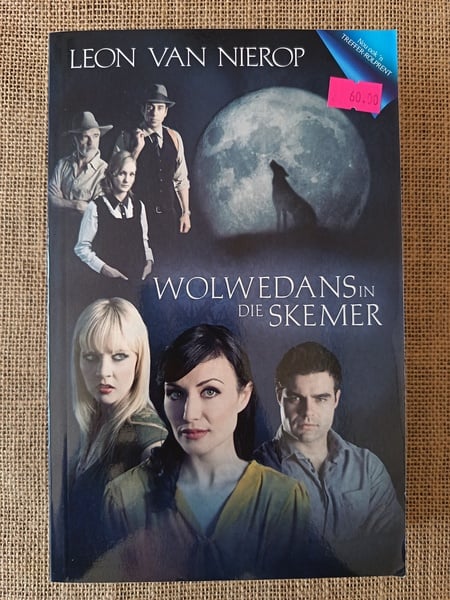 Wolwedans in die Skemer
