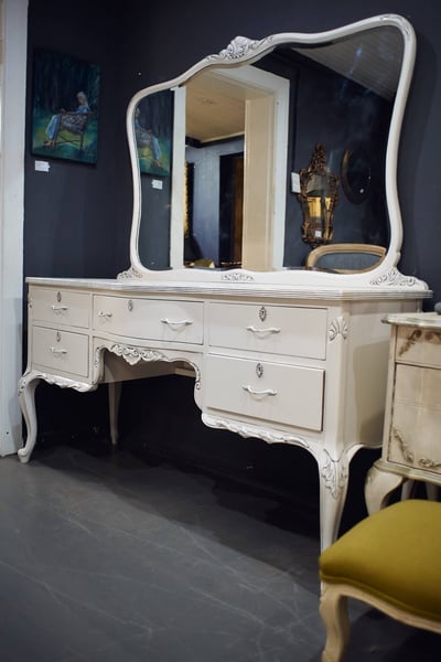 Dressing table