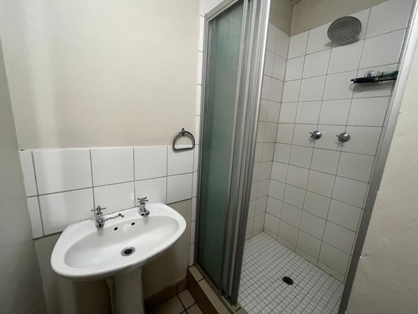 SINGLE ROOM