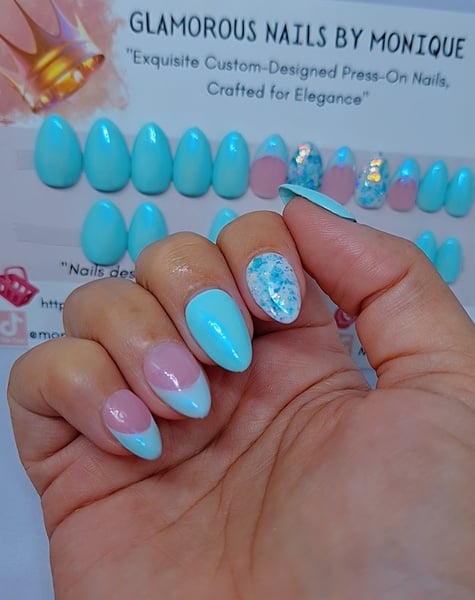 Short Almond - Soft Blue Chrome Elegant Nail Set