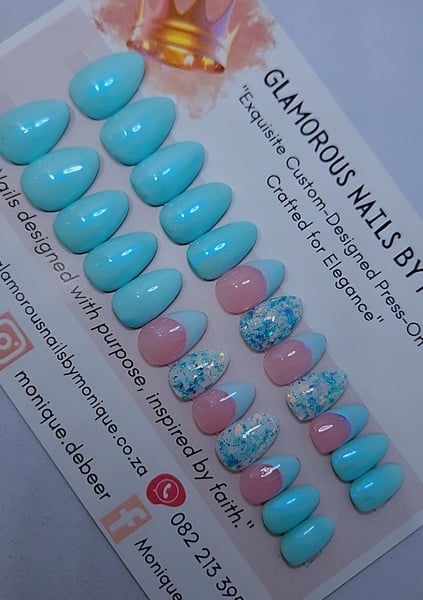 Short Almond - Soft Blue Chrome Elegant Nail Set