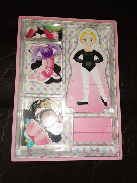 Melissa Doug. (Magnetic Dress Up Doll).